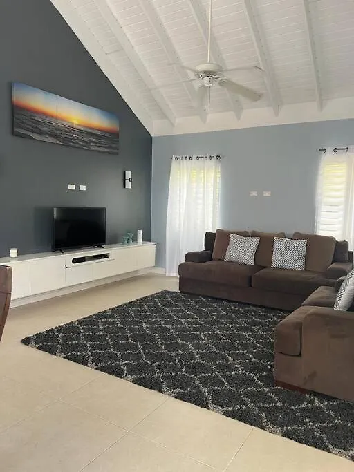 Two Bedroom - Palms - Richmond Estate - 15Mins Ocho Rios Holiday home